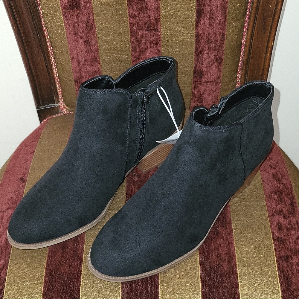 Amazon Essentials Black Ankle Boots with Brown Sole